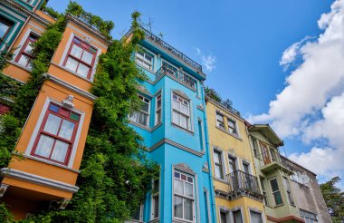 16 Eylül 2022 'de İstanbul, Türkiye' de Balat Mahallesi 'nde renkli eski evler