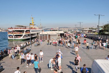 İstanbul, Türkiye 'de 10 Eylül 2022' de Boğaziçi ve Altın Boynuz turları için tekne gezisi terminali