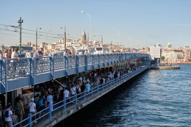 Golden Horn su yolu üzerindeki Galata Köprüsü, tarihi eski kenti İstanbul 'daki Karaköy' e 10 Eylül 2022 'de bağlıyor.