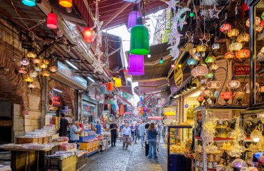 16 Eylül 2022 'de İstanbul, Türkiye' de pazarların ağzına kadar ürünlerle dolu olduğu Türk pazarı