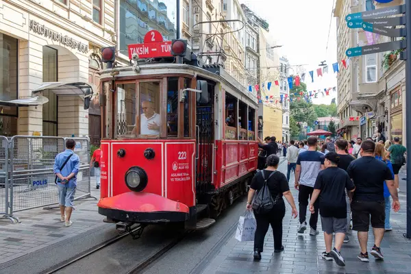 İstanbul, Türkiye 'de yayalarla dolu işlek bir caddede 11 Eylül 2022' de tarihi kırmızı tramvay