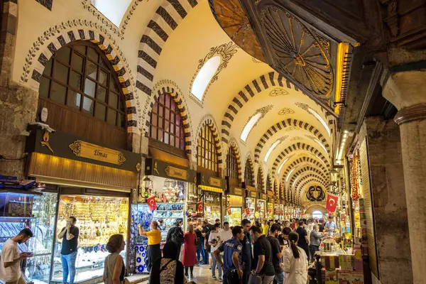 İstanbul 'daki en büyük ve en eski kapalı pazarlardan biri olan Büyük Pazar 12 Eylül 2022' de İstanbul, Türkiye 'de.