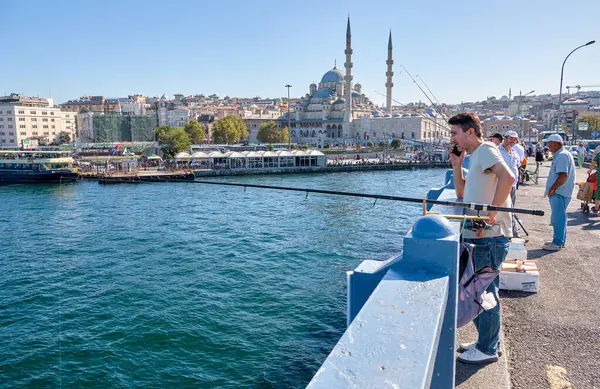 10 Eylül 2022 'de İstanbul' da tarihi eski kenti Karaköy 'e bağlayan Galata Köprüsü' nde balık tutan insanlar görülüyor.