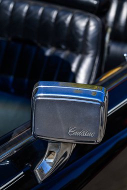 Belgrad Grand Prix 2024 'te 28 Eylül 2024' te Sırbistan 'ın başkenti Belgrad' da düzenlenen klasik ve eski zamanlayıcı otomobillerin yer aldığı klasik bir arabanın Cadillac yan aynasına yakın çekim