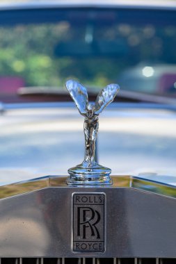 Belgrad Grand Prix 2024 'te 28 Eylül 2024' te Sırbistan 'ın Belgrad kentinde düzenlenen klasik ve eski zamanlayıcı otomobillerin yer aldığı klasik bir arabanın Rolls-Royce kaput süslemesi Spirit of Ecstasy' nin yakın çekimi