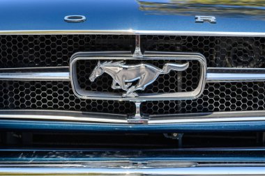 Ahşap panelli ve klasik kontrollü klasik bir arabanın ön paneline yakın plan