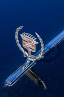 Belgrad Grand Prix 2024 'te 28 Eylül 2024' te Sırbistan 'ın başkenti Belgrad' da düzenlenen antika ve eski zamanlayıcı otomobillerin yer aldığı defne çelengi ile klasik bir Cadillac 'ın yakın çekimi