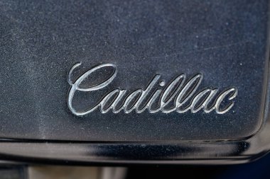 Belgrad Grand Prix 2024 'te 28 Eylül 2024' te Sırbistan 'ın başkenti Belgrad' da düzenlenen klasik ve eski zamanlayıcı otomobillerin yer aldığı metalik kaplamalı klasik bir arabanın üzerinde Cadillac logosunun yakın çekimi