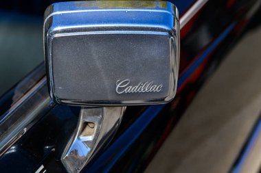 Belgrad Grand Prix 2024 'te 28 Eylül 2024' te Sırbistan 'ın başkenti Belgrad' da düzenlenen klasik ve eski zamanlayıcı otomobillerin yer aldığı klasik bir arabanın Cadillac yan aynasına yakın çekim