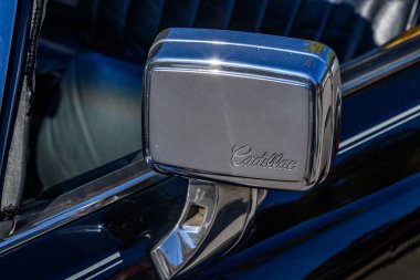 Belgrad Grand Prix 2024 'te 28 Eylül 2024' te Sırbistan 'ın başkenti Belgrad' da düzenlenen klasik ve eski zamanlayıcı otomobillerin yer aldığı klasik bir arabanın Cadillac yan aynasına yakın çekim