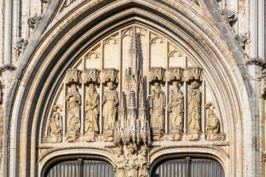 16 Temmuz 2025 'te Brüksel, Belçika' daki St. Michael ve St. Gudula Katolik Katedrali 'nin ön yüzü ayrıntıları