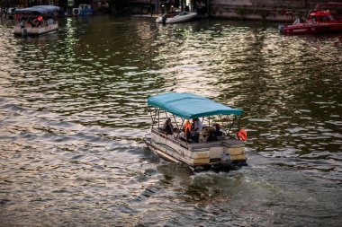 20 Ağustos 2025 'te Gürcistan' ın başkenti Tiflis 'te Mtkvari Kura nehri boyunca turistik gezi turları