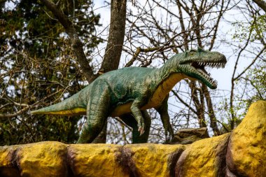 Jurassic Park dinozor temalı sergi 3 Nisan 2025 'te Gürcistan' ın Tiflis kentindeki Mtatsminda parkında açıldı.