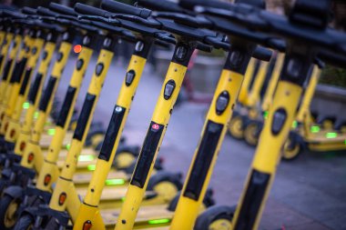 Sarı Yandex elektrikli scooterlar 22 Ağustos 2025 'te Gürcistan' ın Tiflis kentindeki bir caddede park halindeydi.