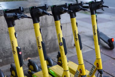 Sarı Yandex elektrikli scooterlar 22 Ağustos 2025 'te Gürcistan' ın Tiflis kentindeki bir caddede park halindeydi.