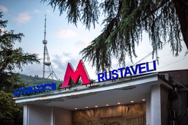 Rustaveli metro istasyonu girişinde arka planda Tiflis TV kulesi, Gürcistan, Tiflis 'te 22 Ağustos 2025