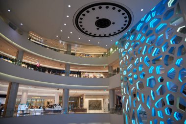 15 Şubat 2023 tarihinde Busan, Güney Kore 'deki modern Lotte Gwangbok alışveriş merkezi binasının içi