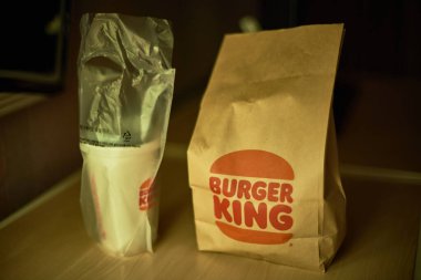 15 Şubat 2023 'te Güney Kore' de Busan 'da bir masada Burger King paket servisi ve içecek kupası.