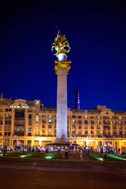 20 Ağustos 2025 'te Gürcistan' ın Tiflis kentindeki Özgürlük Meydanı 'nda Gürcistan halkının özgürlüğü ve bağımsızlığına adanmış Aziz George Heykeli veya Özgürlük Anıtı