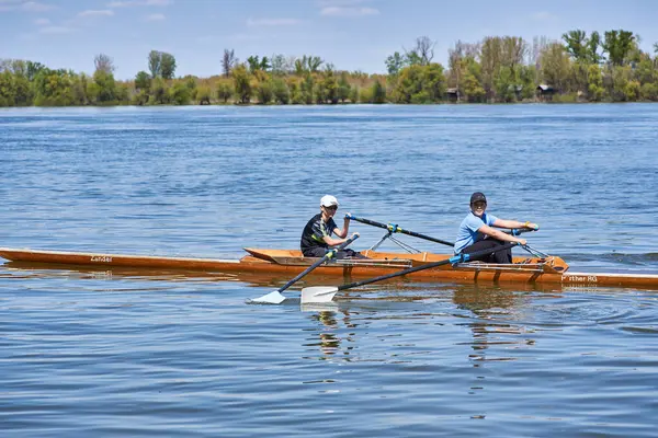 10 Nisan 2021 'de Sırbistan' ın Belgrad kentindeki Tuna nehrinde tahta bir teknede iki kürekçi