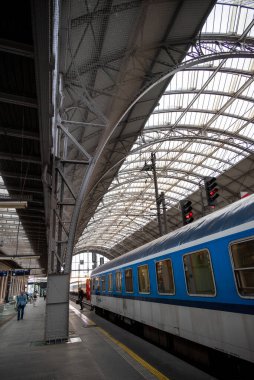 Çek Demiryolları 'nın Prag Tren İstasyonu' ndaki (Praha Hlavni Nadrazi) vagonu, 10 Temmuz 2025 'te Çek Cumhuriyeti' nin Prag kentindeki en işlek demiryolu merkezi.