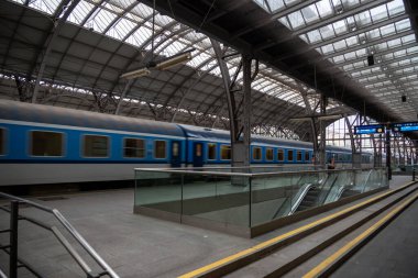 Çek Demiryolları 'nın Prag Tren İstasyonu' ndaki (Praha Hlavni Nadrazi) vagonu, 10 Temmuz 2025 'te Çek Cumhuriyeti' nin Prag kentindeki en işlek demiryolu merkezi.