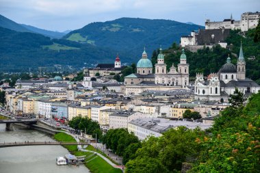 10 Temmuz 2025 'te Avusturya' nın Salzburg kentindeki Festungsberg tepesinin tepesindeki tarihi Salzburg ve Hohensalzburg Kalesi