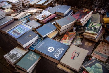 İkinci el kitapları 25 Eylül 2025 'te Tiflis, Gürcistan' da bir kaldırımda satışa sunuldu.