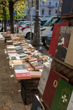 İkinci el kitapları 25 Eylül 2025 'te Tiflis, Gürcistan' da bir kaldırımda satışa sunuldu.