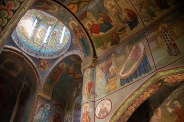 25 Eylül 2025 'te Gürcistan' ın başkenti Tiflis 'e bakan antik Narikala kalesindeki Aziz Nicholas Ortodoks Kilisesi