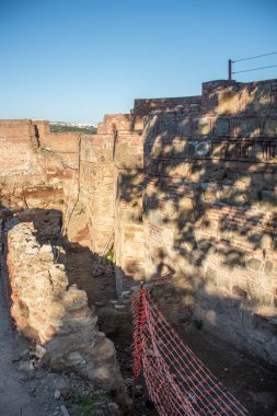 25 Eylül 2025 'te Gürcistan' ın başkenti Tiflis 'e bakan antik Narikala kalesinde yenileme çalışmaları yapıldı.