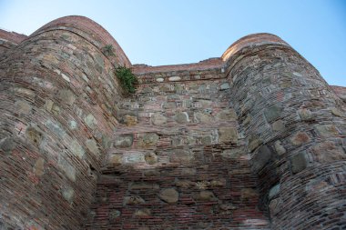 25 Eylül 2025 'te Gürcistan' ın başkenti Tiflis 'e bakan antik Narikala kalesinin kalıntıları