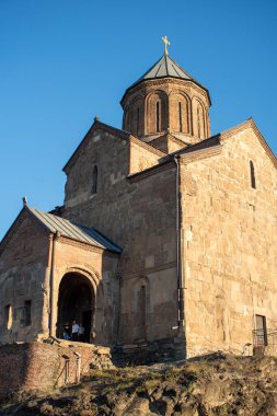 25 Eylül 2025 'te, Gürcistan' ın başkenti Tiflis 'teki Mtkvari nehrinin yukarısındaki bir uçurumda Tanrı' nın Doğumu Metekhi Kilisesi.