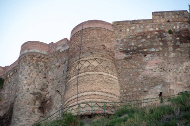 25 Eylül 2025 'te Gürcistan' ın başkenti Tiflis 'e bakan antik Narikala kalesinin kalıntıları