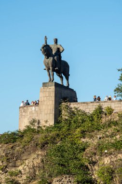 25 Eylül 2025 'te Gürcistan' ın Tiflis kentindeki Mtkvari nehrinin üzerindeki uçurumda Kral Vakhtang Gorgasali anıtı