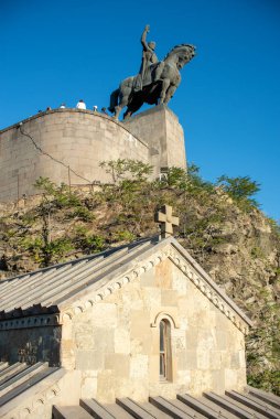 25 Eylül 2025 'te Gürcistan' ın başkenti Tiflis 'teki Mtkvari nehrinin üzerindeki bir uçurumda, Tanrı' nın Doğumu Kilisesi ve Kral Vakhtang Gorgasali anıtı bulundu.