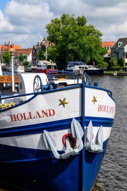 22 Temmuz 2025 'te Hollanda' nın Haarlem kentindeki Spaarne nehri boyunca demirlemiş bir tekne.
