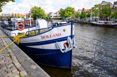 22 Temmuz 2025 'te Hollanda' nın Haarlem kentindeki Spaarne nehri boyunca demirlemiş bir tekne.