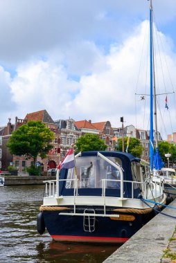 22 Temmuz 2025 'te Hollanda' nın Haarlem kentindeki Spaarne nehri boyunca demirlemiş bir tekne.