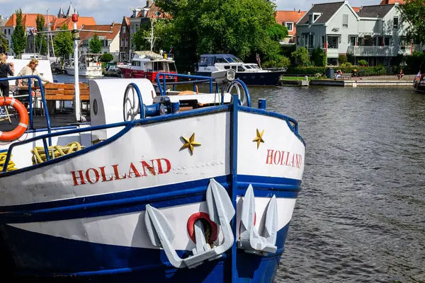 22 Temmuz 2025 'te Hollanda' nın Haarlem kentindeki Spaarne nehri boyunca demirlemiş bir tekne.