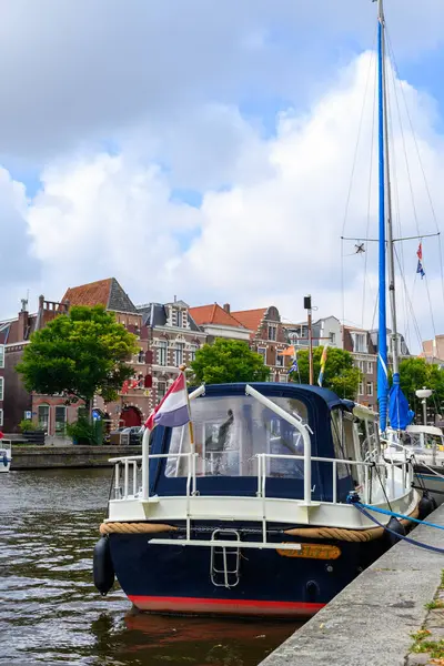 22 Temmuz 2025 'te Hollanda' nın Haarlem kentindeki Spaarne nehri boyunca demirlemiş bir tekne.