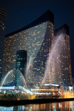 Batumi Bulvarı boyunca modern binalar, 7 Ağustos 2025 tarihinde Gürcistan 'ın Batumi kentinde popüler Karadeniz turizm tatil beldesi