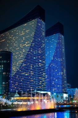 Batumi Bulvarı boyunca modern binalar, 7 Ağustos 2025 tarihinde Gürcistan 'ın Batumi kentinde popüler Karadeniz turizm tatil beldesi