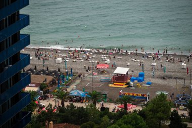 Batumi Bulvarı boyunca uzanan Batumi şehir plajı, 4 Ağustos 2025 tarihinde Gürcistan 'ın başkenti Adjara' nın Batumi kentinde popüler Karadeniz turizm tatil beldesi.