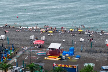 Batumi Bulvarı boyunca uzanan Batumi şehir plajı, 5 Ağustos 2025 tarihinde Gürcistan 'ın başkenti Adjara' da Karadeniz kıyısında popüler bir turizm beldesi.