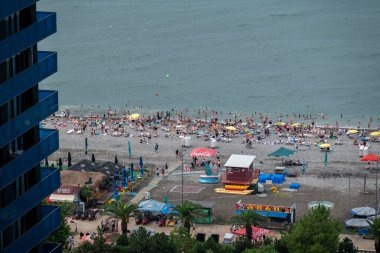 Batumi Bulvarı boyunca uzanan Batumi şehir plajı, 5 Ağustos 2025 tarihinde Gürcistan 'ın başkenti Adjara' da Karadeniz kıyısında popüler bir turizm beldesi.