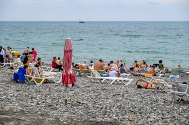 Batumi Bulvarı boyunca uzanan Batumi şehir plajı, 5 Ağustos 2025 tarihinde Gürcistan 'ın başkenti Adjara' da Karadeniz kıyısında popüler bir turizm beldesi.