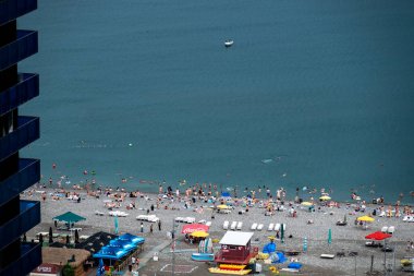 Batumi Bulvarı boyunca uzanan Batumi şehir plajı, 6 Ağustos 2025 'te Gürcistan' ın başkenti Adjara 'da popüler Karadeniz turistik tatil beldesi.