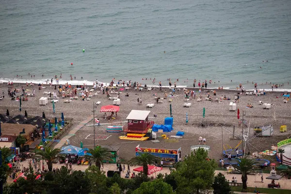 Batumi Bulvarı boyunca uzanan Batumi şehir plajı, 4 Ağustos 2025 tarihinde Gürcistan 'ın başkenti Adjara' nın Batumi kentinde popüler Karadeniz turizm tatil beldesi.