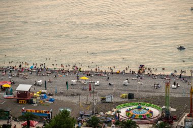 Batumi Bulvarı boyunca uzanan Batumi şehir plajı, 6 Ağustos 2025 'te Gürcistan' ın başkenti Adjara 'da popüler Karadeniz turistik tatil beldesi.
